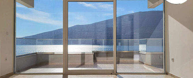 1.	BellaVista_Trosobni_Sale_HercegNovi_Apartman_BokaBay_Regent_Dnevna_Trpezarija_Terasa_Pogled_Jug