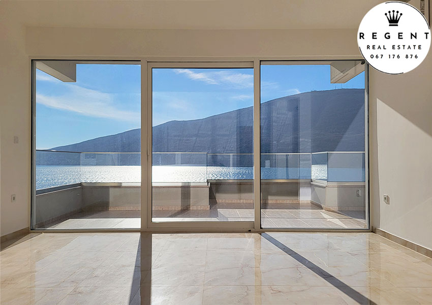 1.	BellaVista_Trosobni_Sale_HercegNovi_Apartman_BokaBay_Regent_Dnevna_Trpezarija_Terasa_Pogled_Jug