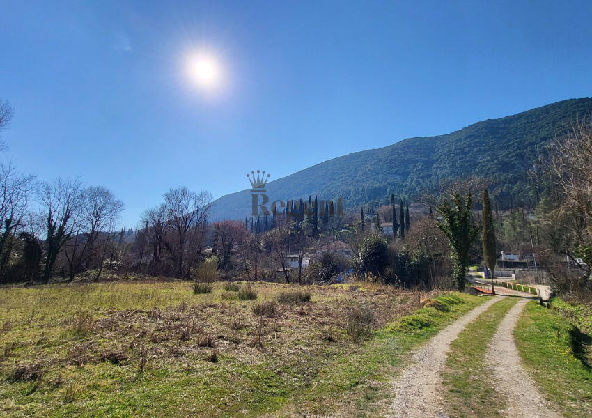Urbanizovanozemljiste Herceg Novi na prodaju. Vidi se sporedni put, sirok, dobar prilaz, vidi se zelenilo, nebo, planine. Plac na prodaju, land for sale. Dobra prilika za investiciju. Invest