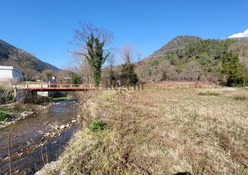 Urbanizovanozemljiste Herceg Novi na prodaju. Vidi se sporedni put, sirok, dobar prilaz, vidi se zelenilo, nebo, planine. Plac na prodaju, land for sale. Dobra prilika za investiciju. Invest