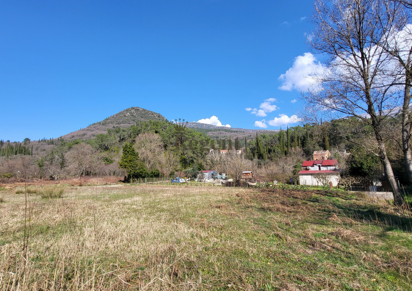 Urbanizovanozemljiste Herceg Novi na prodaju. Vidi se sporedni put, sirok, dobar prilaz, vidi se zelenilo, nebo, planine. Plac na prodaju, land for sale. Dobra prilika za investiciju. Invest