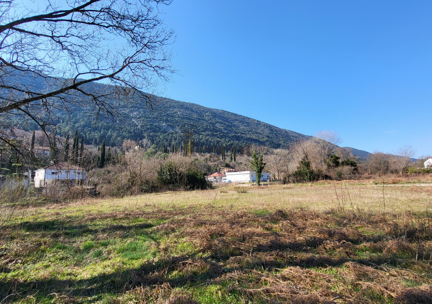 Urbanizovanozemljiste Herceg Novi na prodaju. Vidi se sporedni put, sirok, dobar prilaz, vidi se zelenilo, nebo, planine. Plac na prodaju, land for sale. Dobra prilika za investiciju. Invest Regent Real Estate