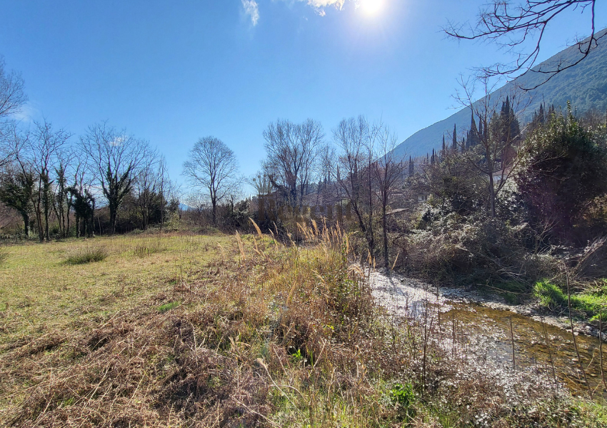 Urbanizovanozemljiste Herceg Novi na prodaju. Vidi se sporedni put, sirok, dobar prilaz, vidi se zelenilo, nebo, planine. Plac na prodaju, land for sale. Dobra prilika za investiciju. Invest Regent Real Estate