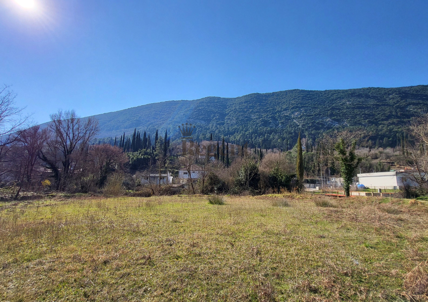 Urbanizovanozemljiste Herceg Novi na prodaju. Vidi se sporedni put, sirok, dobar prilaz, vidi se zelenilo, nebo, planine. Plac na prodaju, land for sale. Dobra prilika za investiciju. Invest Regent Real Estate