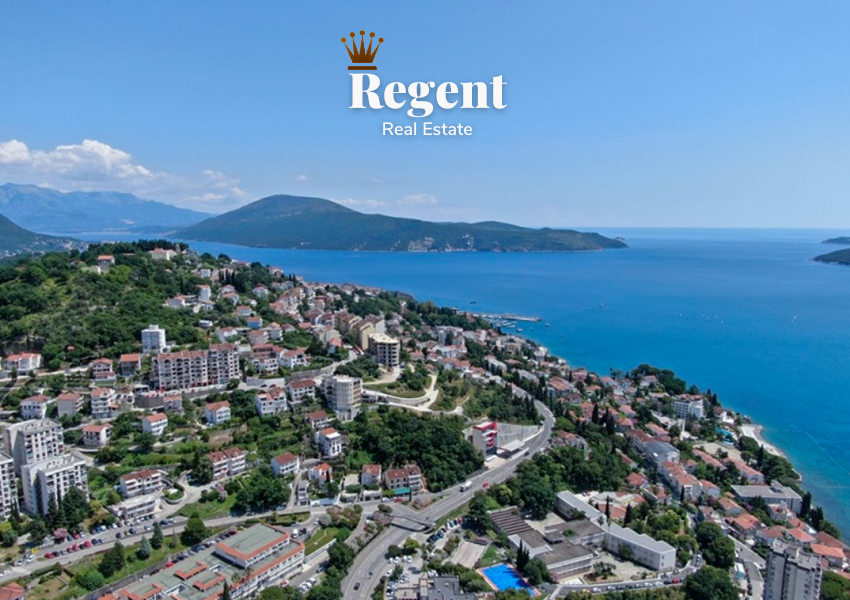 Logo Regent Real Estate, Agencija za Nekretnine, Pogled na grad i More, Slika iz drona, Topla 2, Herceg Novi, Crna Gora