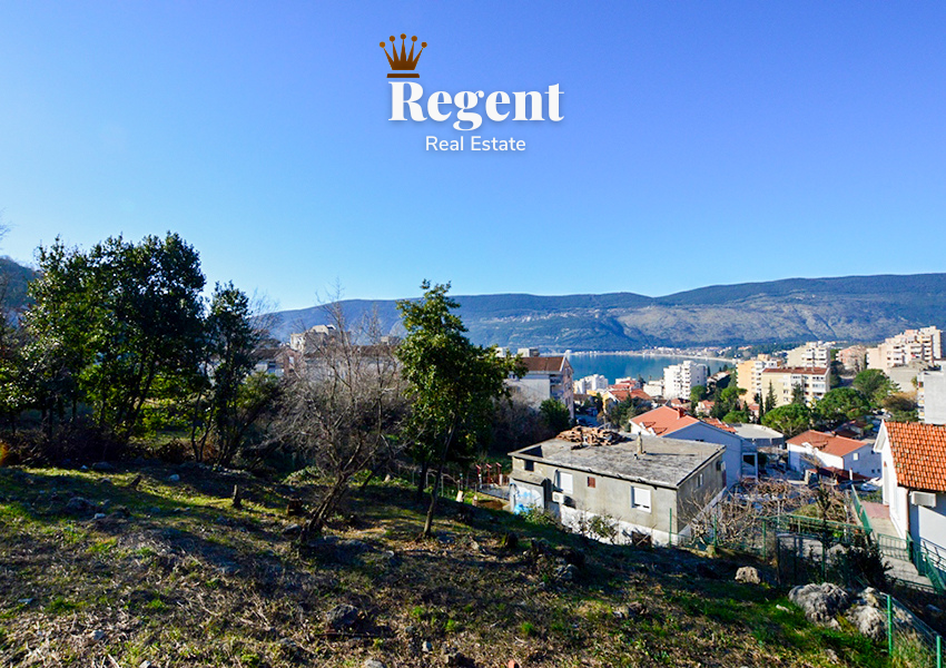 Logo Regent Real Estate, Agencija za Nekretnine prodaje plac Topla 2, Herceg Novi, Crna Gora, pogled na more, na grad sa placa, invest